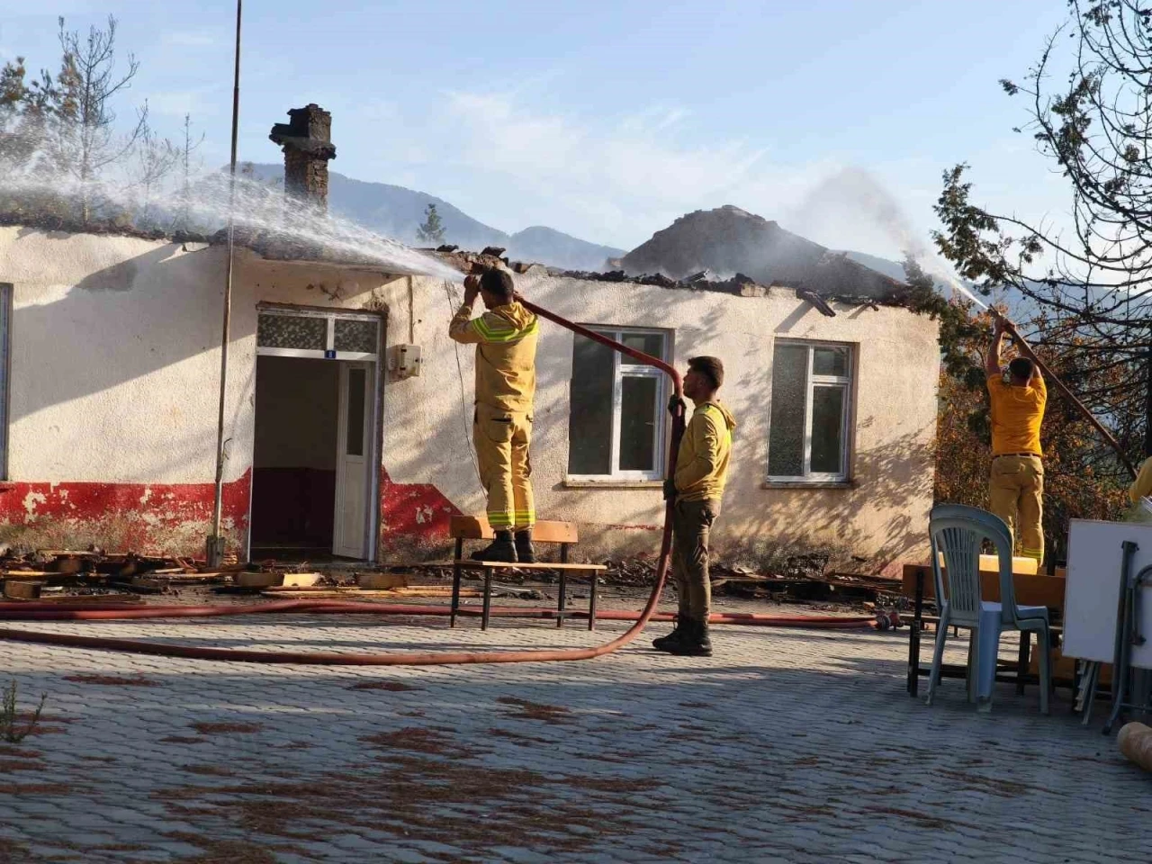 Antalya’da ormanlık alanda çıkan yangında eski okulun çatısı yandı
