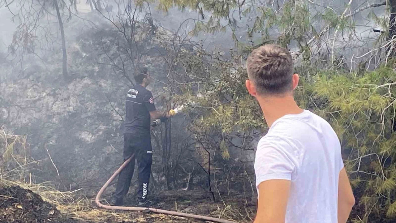 Antalya&rsquo;da ormanlık alandaki yangın b&uuml;y&uuml;meden s&ouml;nd&uuml;r&uuml;ld&uuml;
