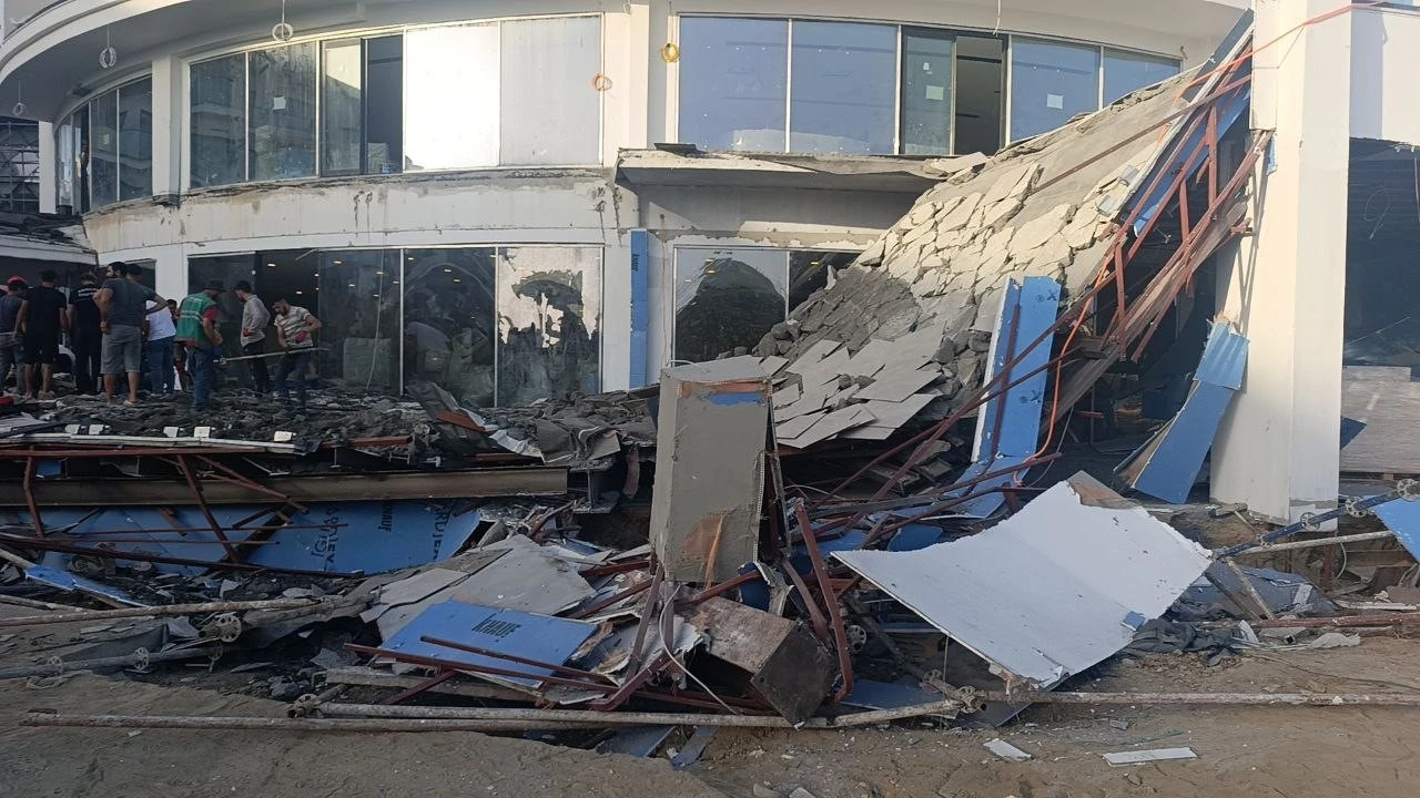 Antalya’da otel inşaatının balkonu göçtü: İşçiler canını son anda kurtardı
