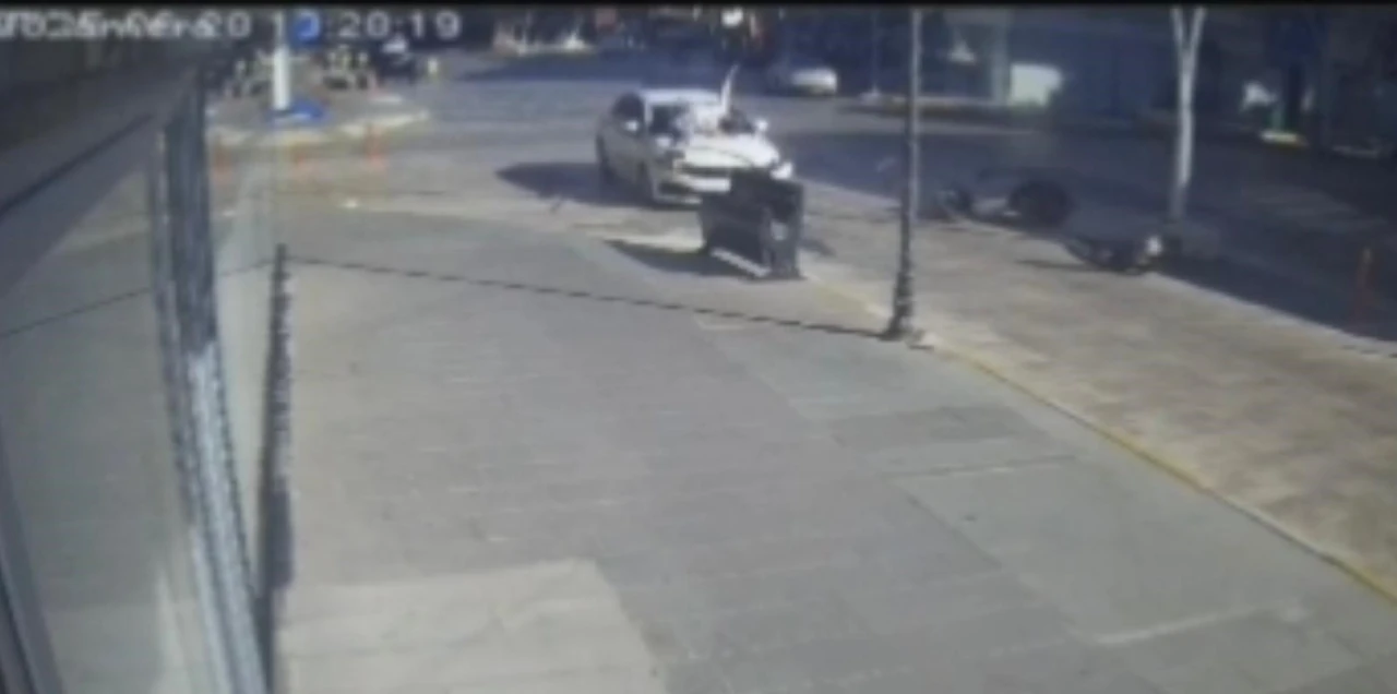 Antalya’da otomobil ile çarpışan motosikletin sürücüsü metrelerce savruldu
