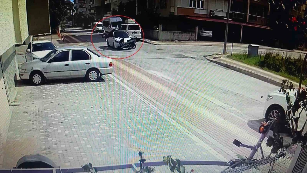 Antalya’da otomobille çarpışan motosiklet sürücüsü havada taklalar attı
