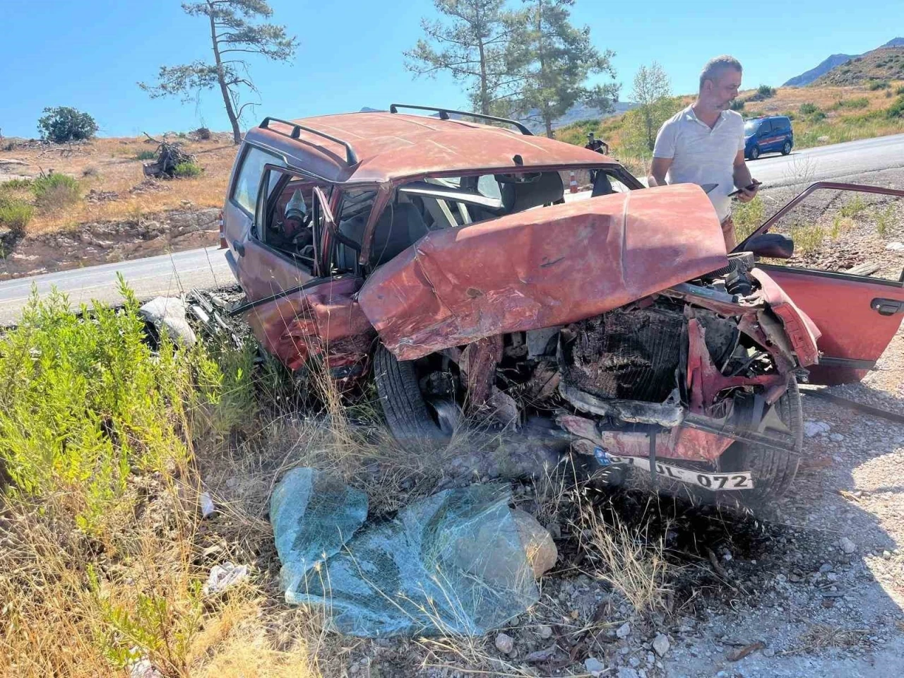 Antalya’da otomobiller kafa kafaya çarpıştı: 1’i ağır 6 yaralı
