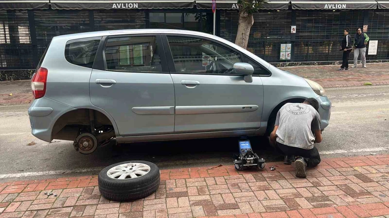 Antalya&rsquo;da park halindeki yaklaşık 20 aracın lastikleri kesildi
