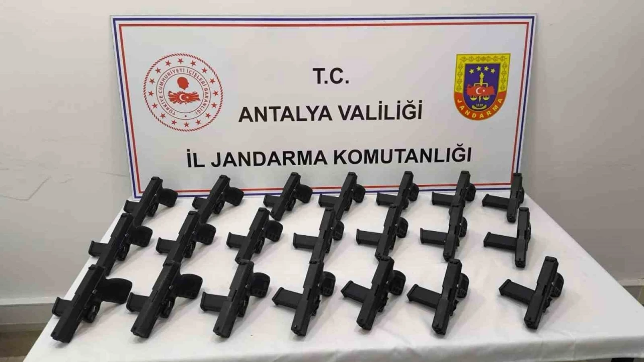 Antalya’da ruhsatsız 21 tabanca ele geçirildi, 1 kişi tutuklandı

