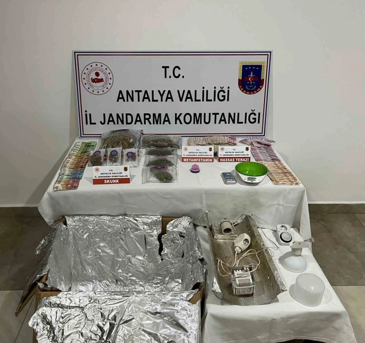 Antalya’da ruhsatsız silah ve uyuşturucu operasyonu: 3 şüpheli yakalandı