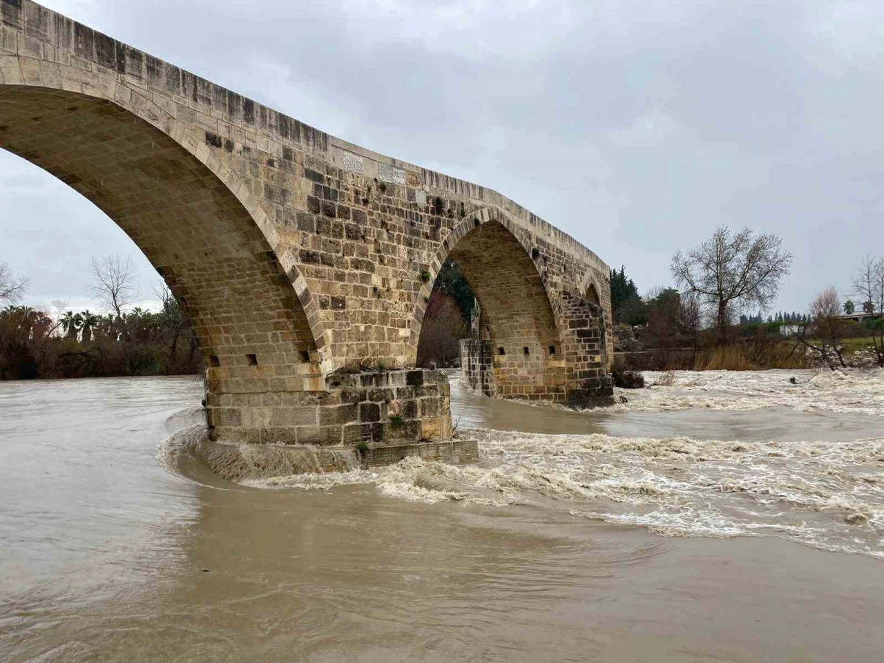Antalya&rsquo;da sağanak taşkına yol a&ccedil;tı
