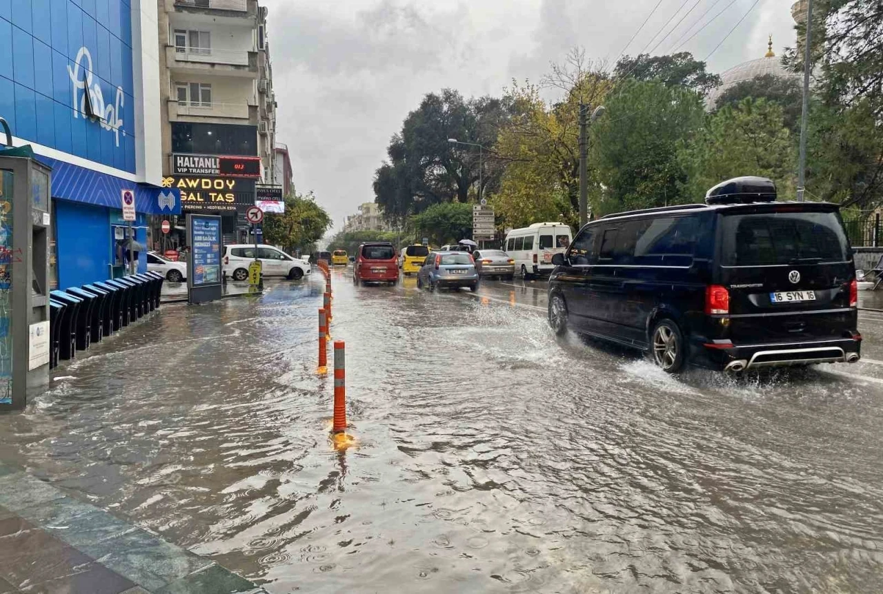 Antalya&rsquo;da sağanak ve şiddetli r&uuml;zgar etkili oldu
