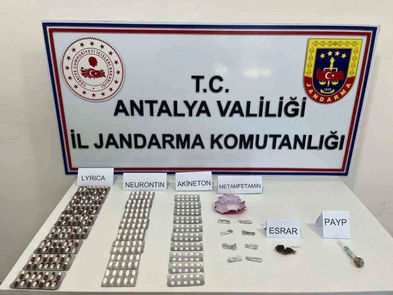 Antalya’da sentetik hap ve esrar ele geçirildi

