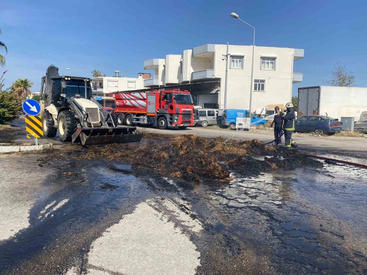 Antalya’da seyir halindeki traktörde saman balyaları alev alev yandı

