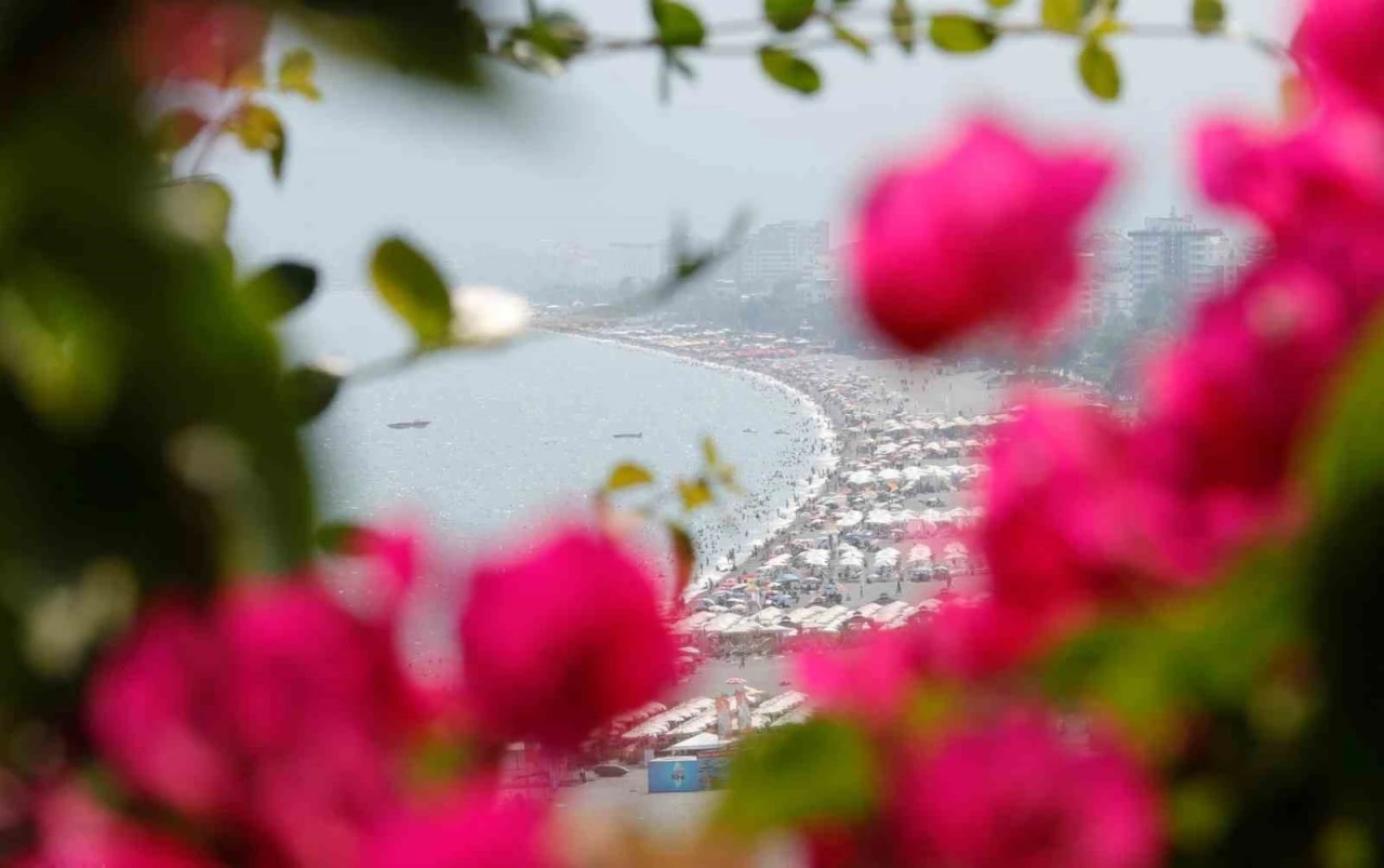Antalya’da sıcaktan bunalanlar sahile akın etti

