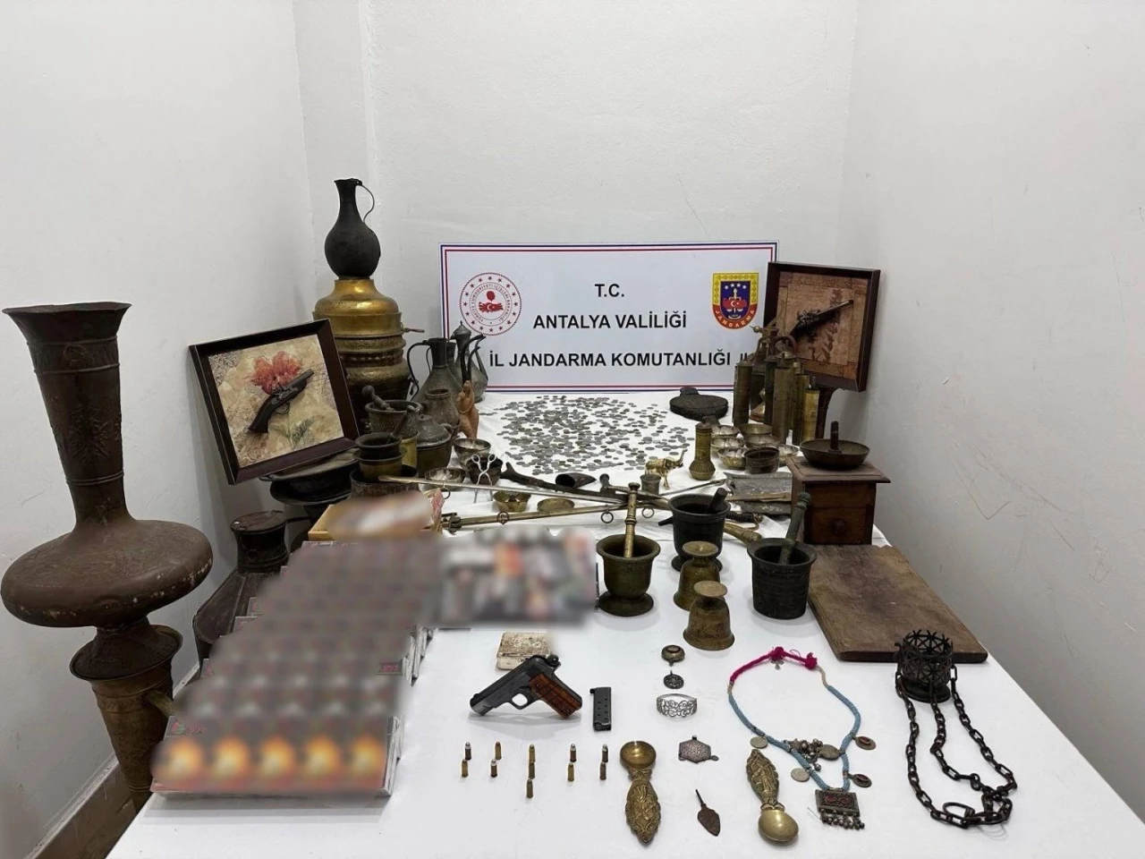 Antalya&rsquo;da tarihi eser ve ka&ccedil;ak eşya operasyonu
