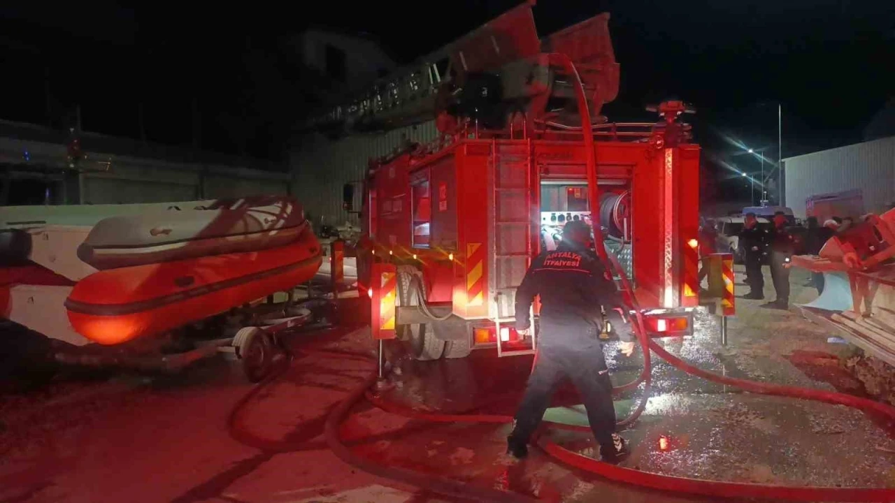 Antalya&rsquo;da tekne imalathanesinde yangın
