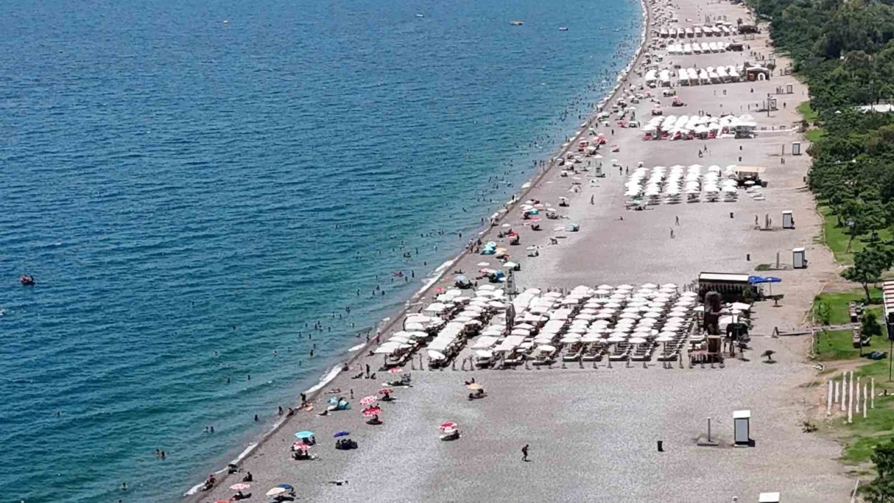 Antalya&rsquo;da termometreler 38 dereceyi g&ouml;sterdi, sahiller doldu

