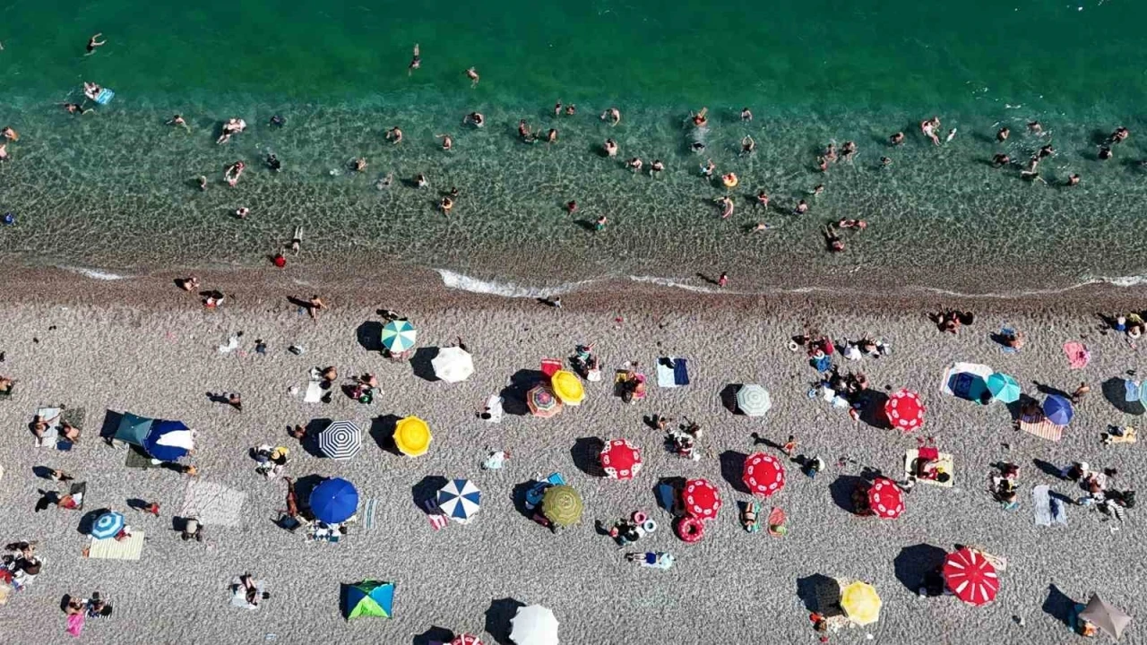 Antalya&rsquo;da termometreler 41 dereceyi g&ouml;sterdi, hissedilen sıcaklık bunalttı
