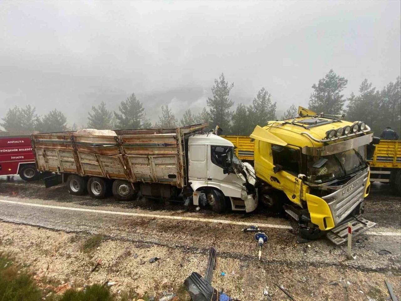 Antalya&rsquo;da tır ile kamyon kafa kafaya &ccedil;arpıştı: 1 &ouml;l&uuml;, 1 ağır yaralı
