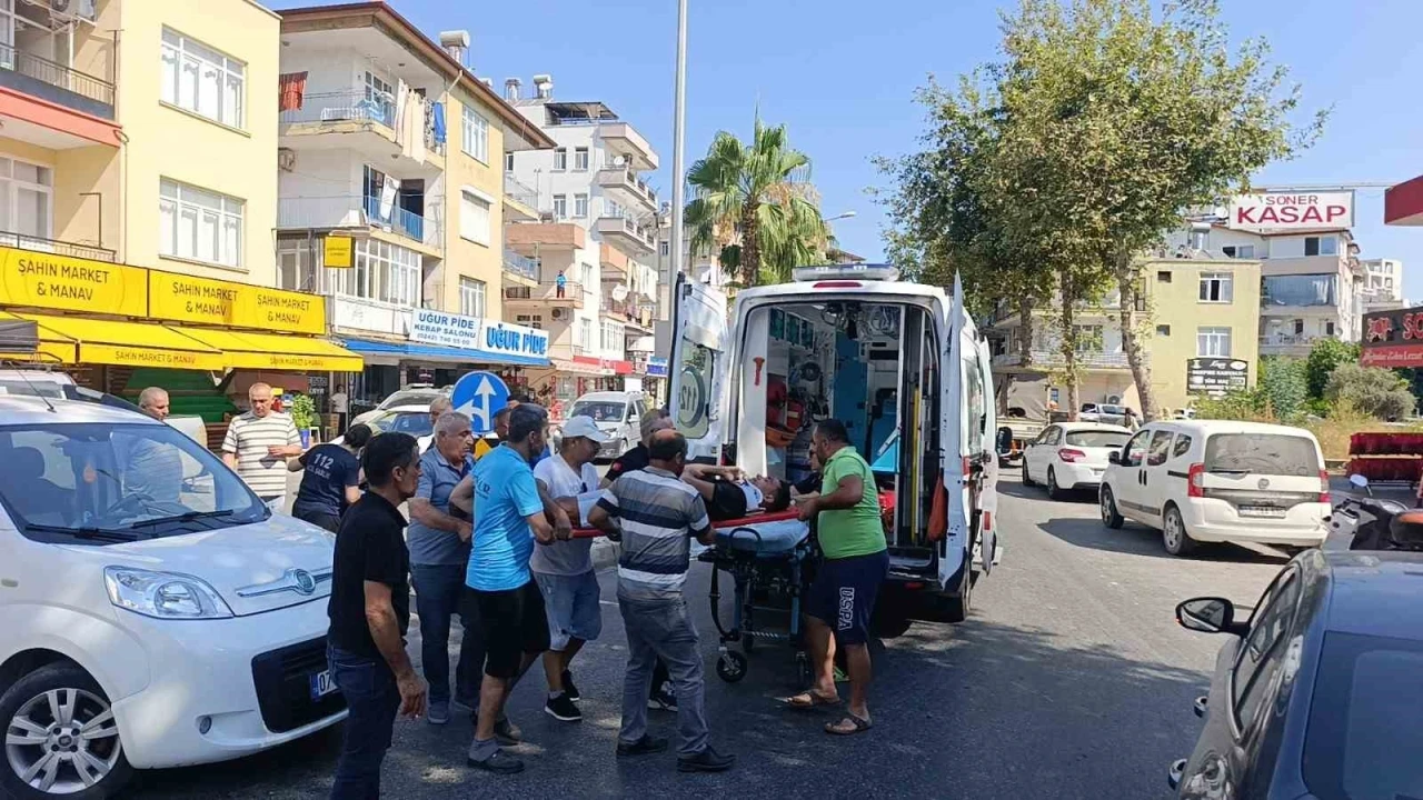 Antalya&rsquo;da &rsquo;U&rsquo; d&ouml;n&uuml;ş&uuml; yapan ara&ccedil;la &ccedil;arpışan motosikletteki 2 kişi yaralandı

