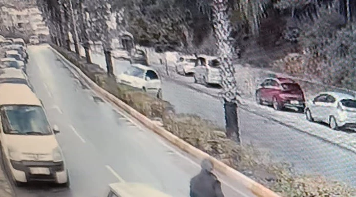 Antalya&rsquo;da virajı alamadı, palmiye ağacına &ccedil;arptı
