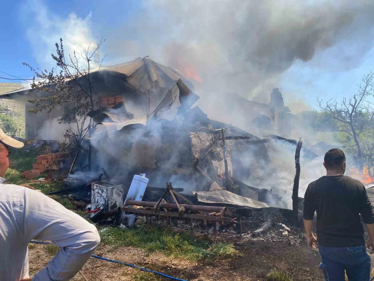 Antalya’da yaşlı çiftin evi yandı, iki kurbanlığı telef oldu
