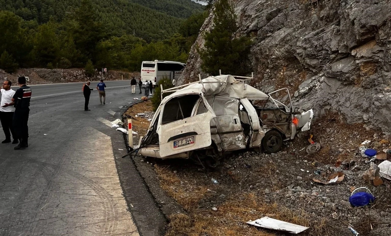 Antalya’da yolcu otobüsü ile hafif ticari araç çarpıştı: 1 ölü, 1 yaralı
