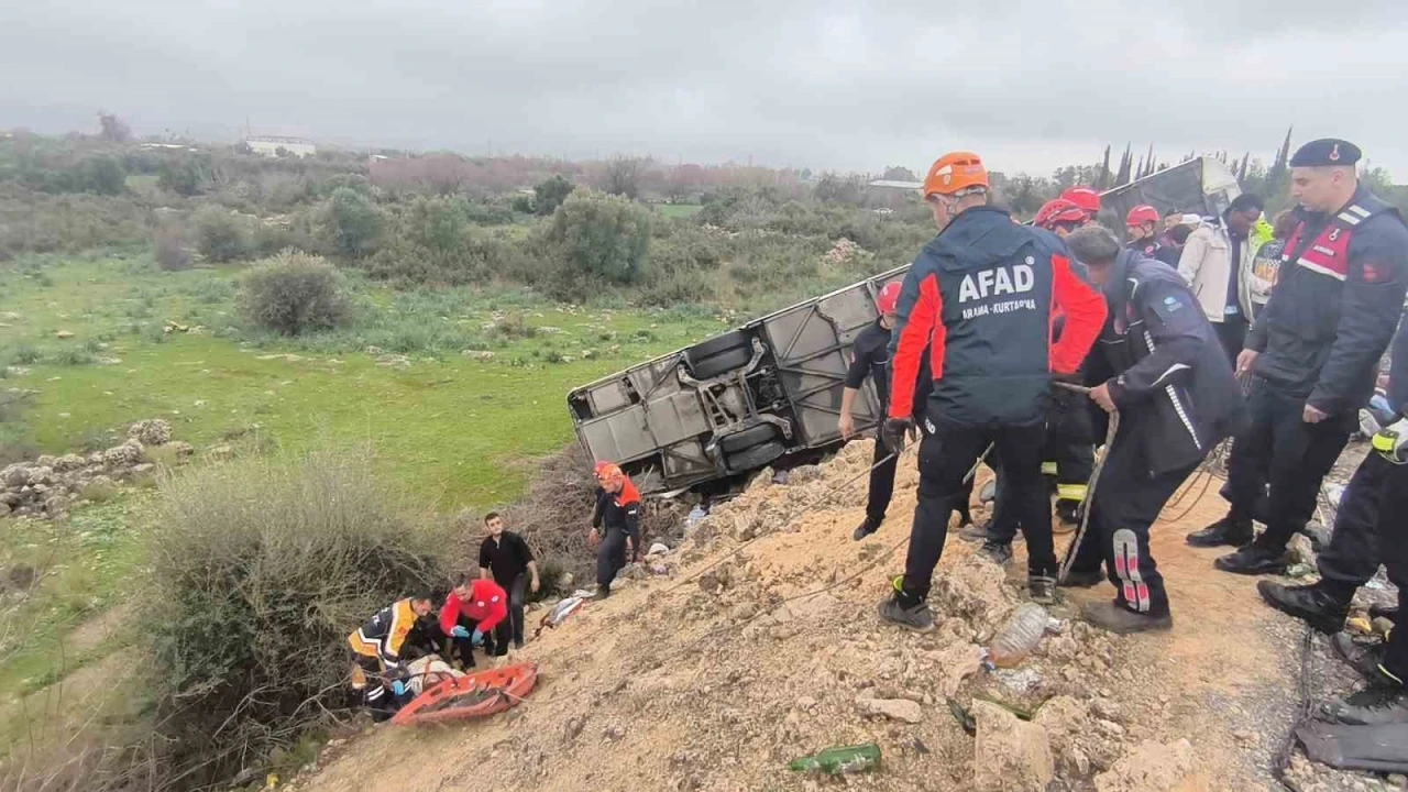 Antalya&rsquo;da yolcu otob&uuml;s&uuml; şarampole yuvarlandı: 8 &ouml;l&uuml;, 26 yaralı
