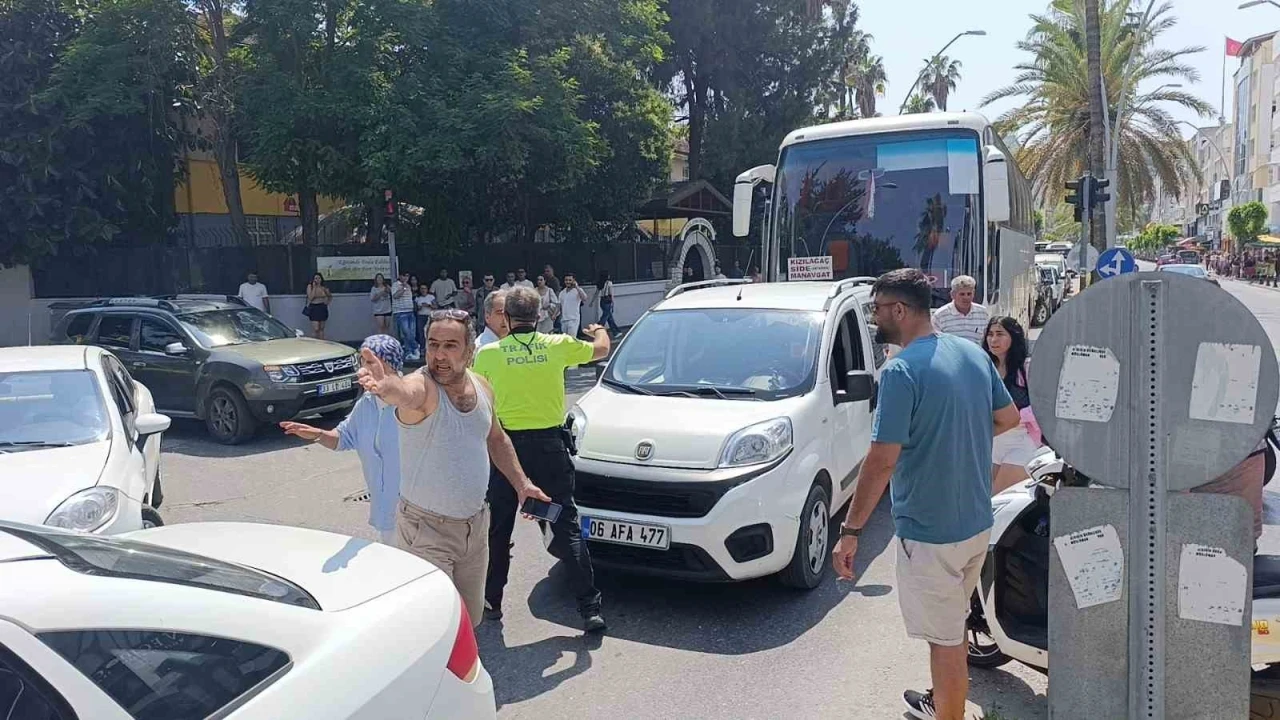 Antalya’da zincirleme kaza: 2.4 promil alkollü sürücünün ehliyetine el konuldu
