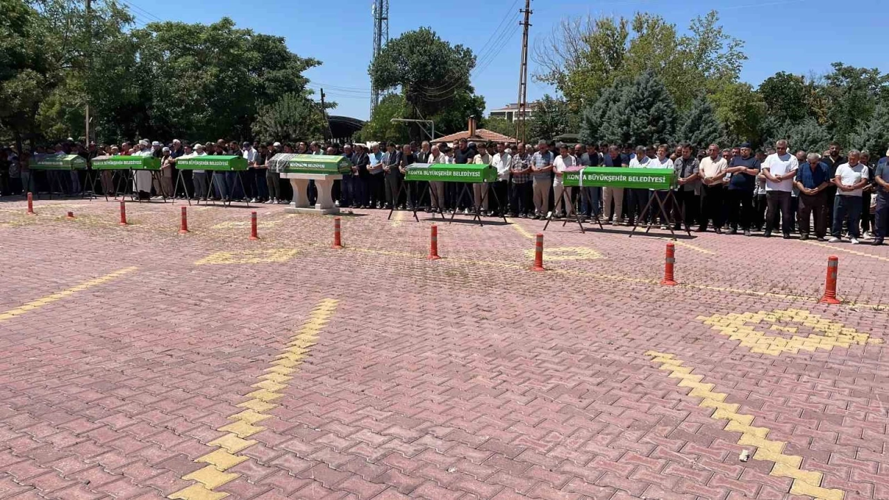 Antalya&rsquo;daki feci kazada hayatını kaybeden aile son yolculuğuna uğurlandı
