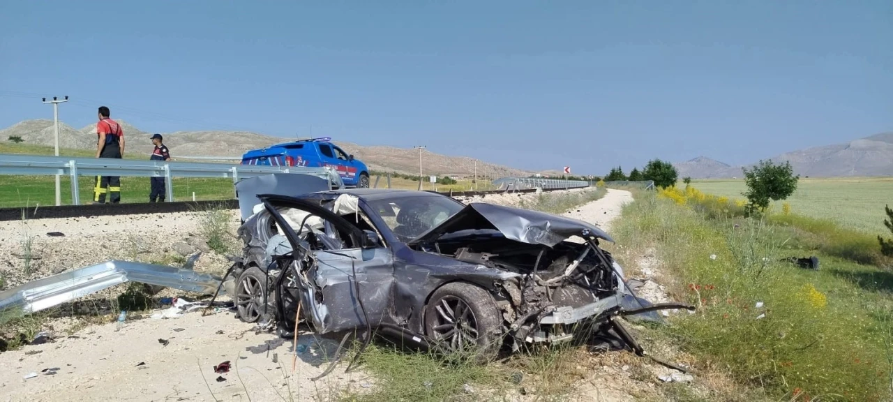 Antalya-Denizli karayolunda kontrolden çıkan otomobil şarampole düştü,3 yaralı
