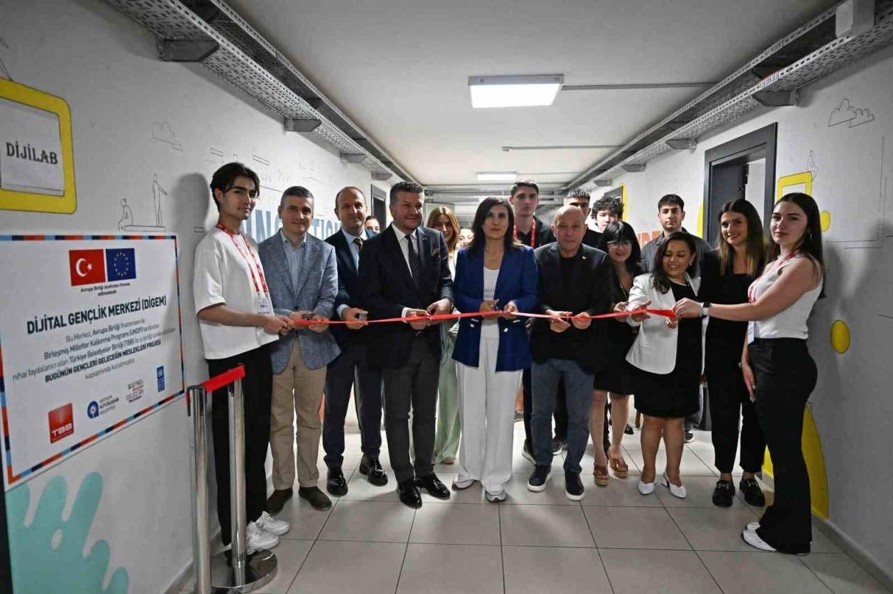 Antalya Dijital Gen&ccedil;lik Merkezi (DİGEM) a&ccedil;ıldı
