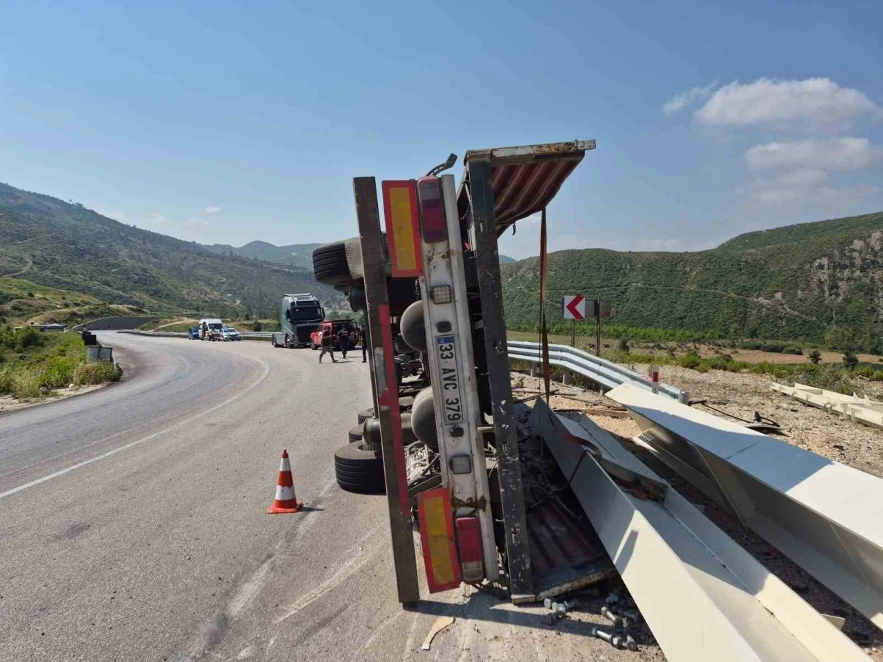 Antalya-Konya yolunda devrilen tırın s&uuml;r&uuml;c&uuml;s&uuml; yaralandı
