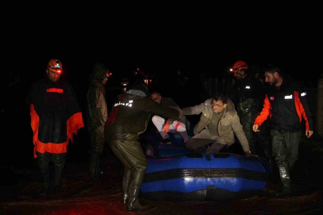 Antalya Kumluca&rsquo;da sağanak yağış tarım arazilerini sular altında bıraktı, ara&ccedil;ta mahsur kalan s&uuml;r&uuml;c&uuml; botla kurtarıldı
