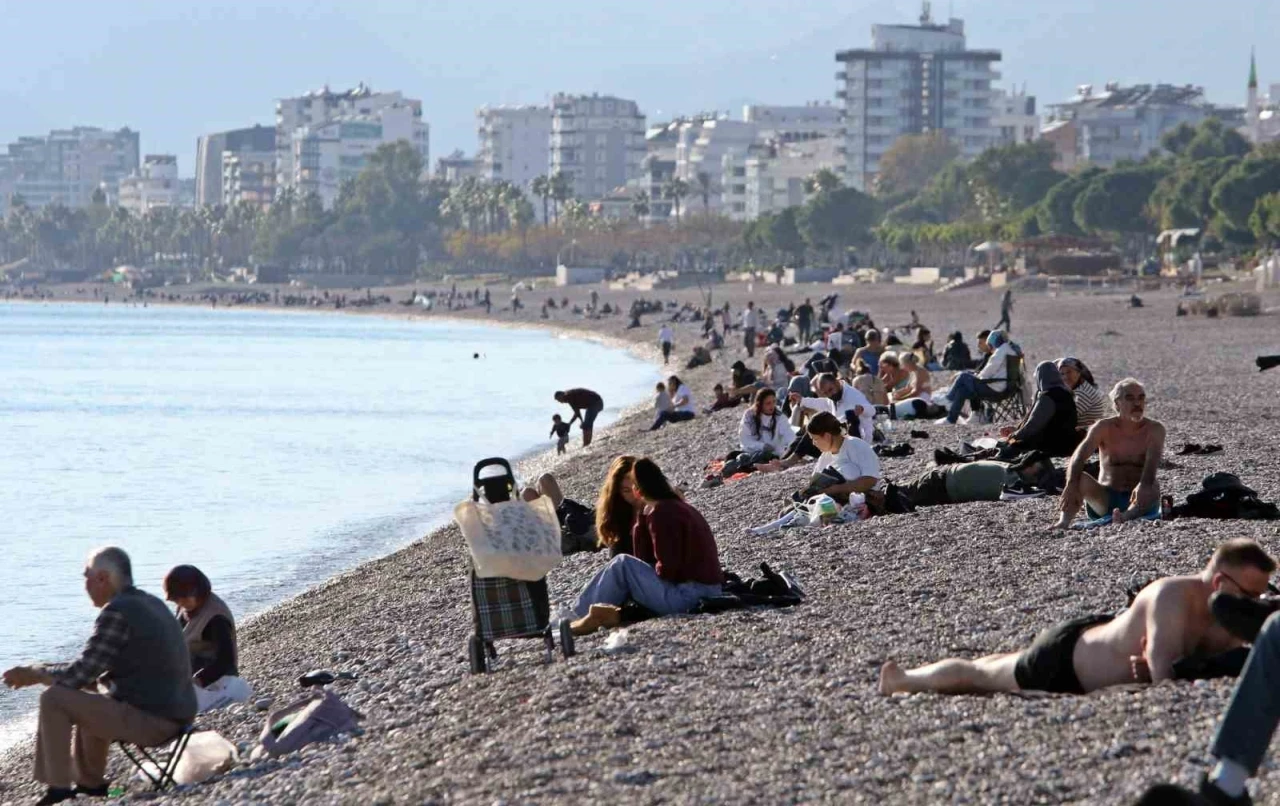 Antalya’nın gecesi kış, gündüzü yaz: &quot;Akşam soba yaktık, gündüz güneşleniyoruz&quot;
