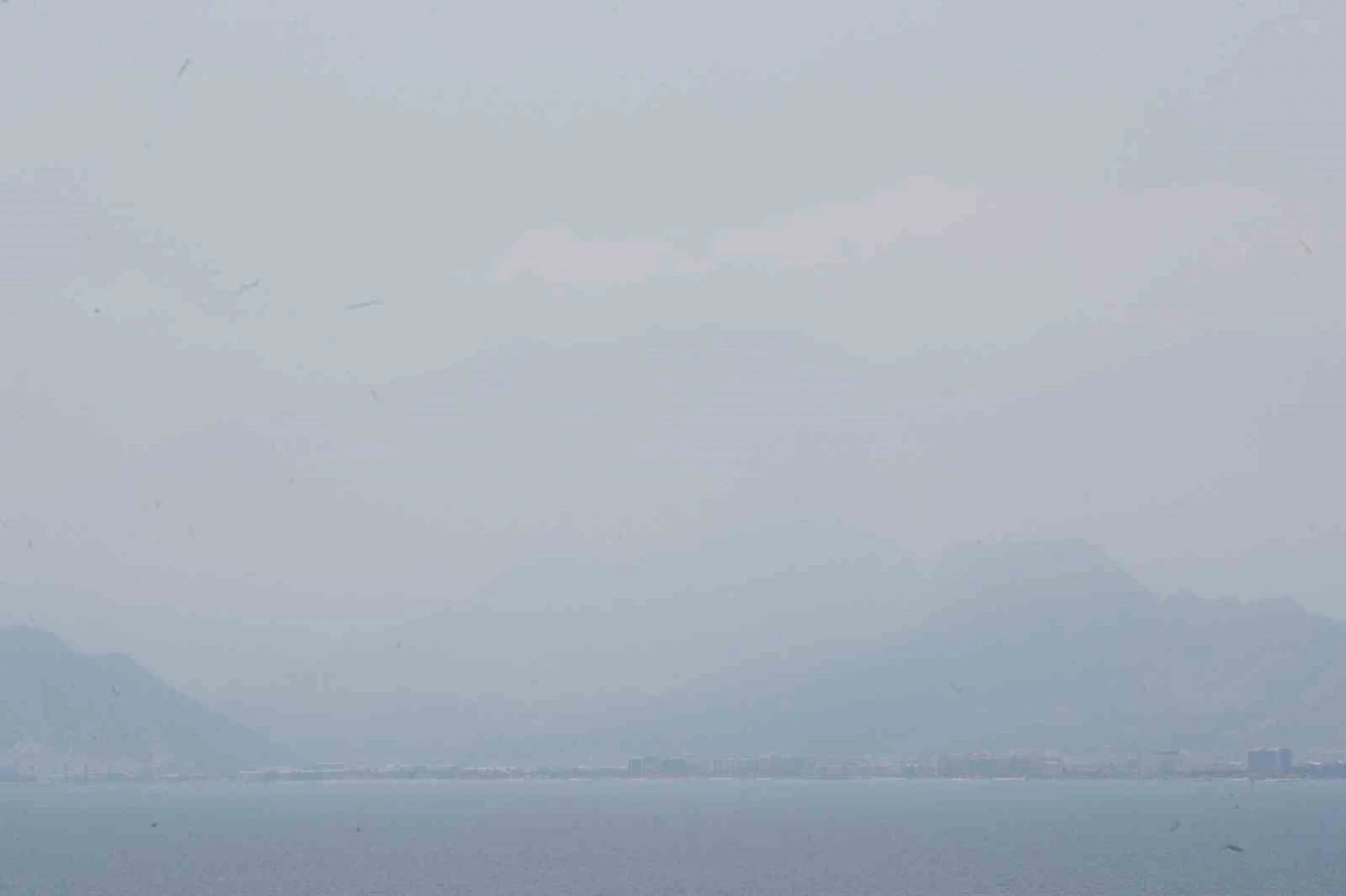 Antalya’nın simgesi Beydağları nem bulutu arasında kayboldu
