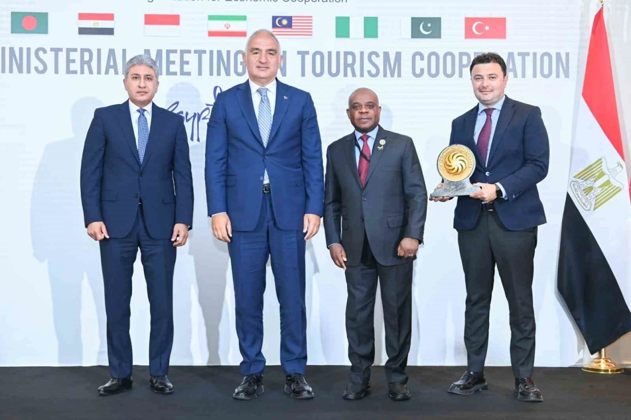Antalya &quot;2025 Yılı D-8 Turizm Şehri&quot; ödülünü Kahire’deki bakanlar toplantısında aldı
