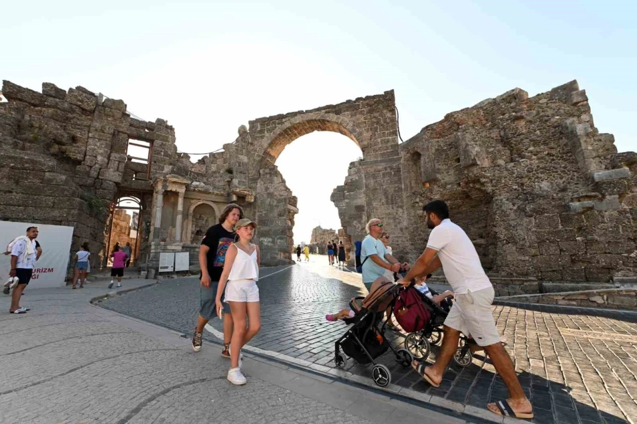 Antalya tüm zamanların günlük turist rekorunu kırdı
