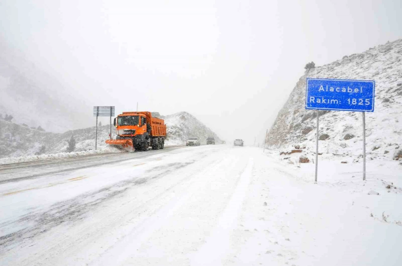 Antalya’ya kar yağışı aralıklarla devam ediyor
