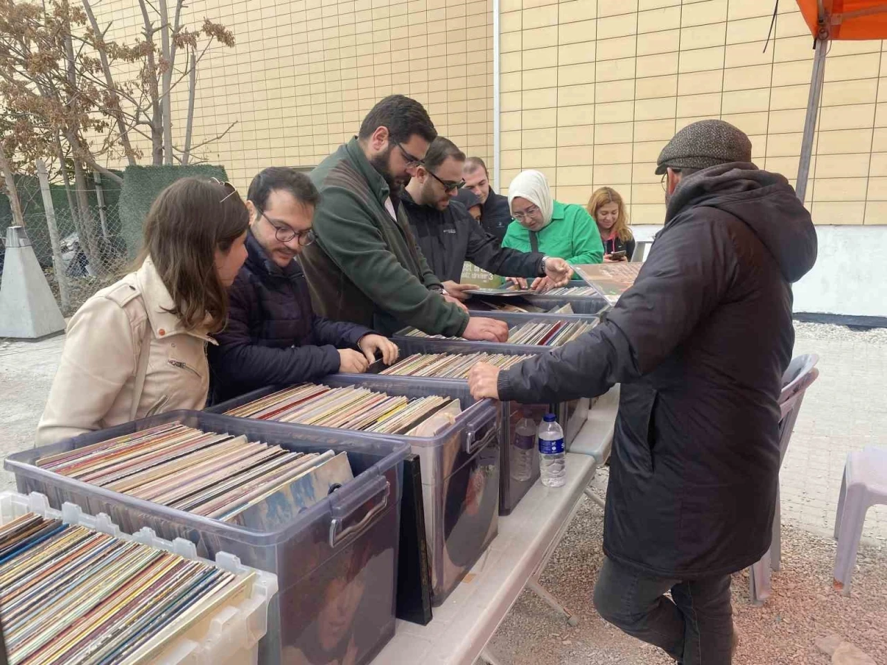 Antika ürünler alırken replikalara aldanmamak için uzmanına danışmak önemli
