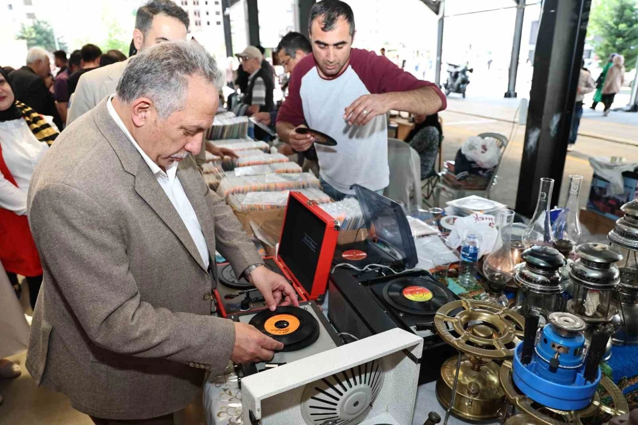 Antikacılar yazı karşılıyor

