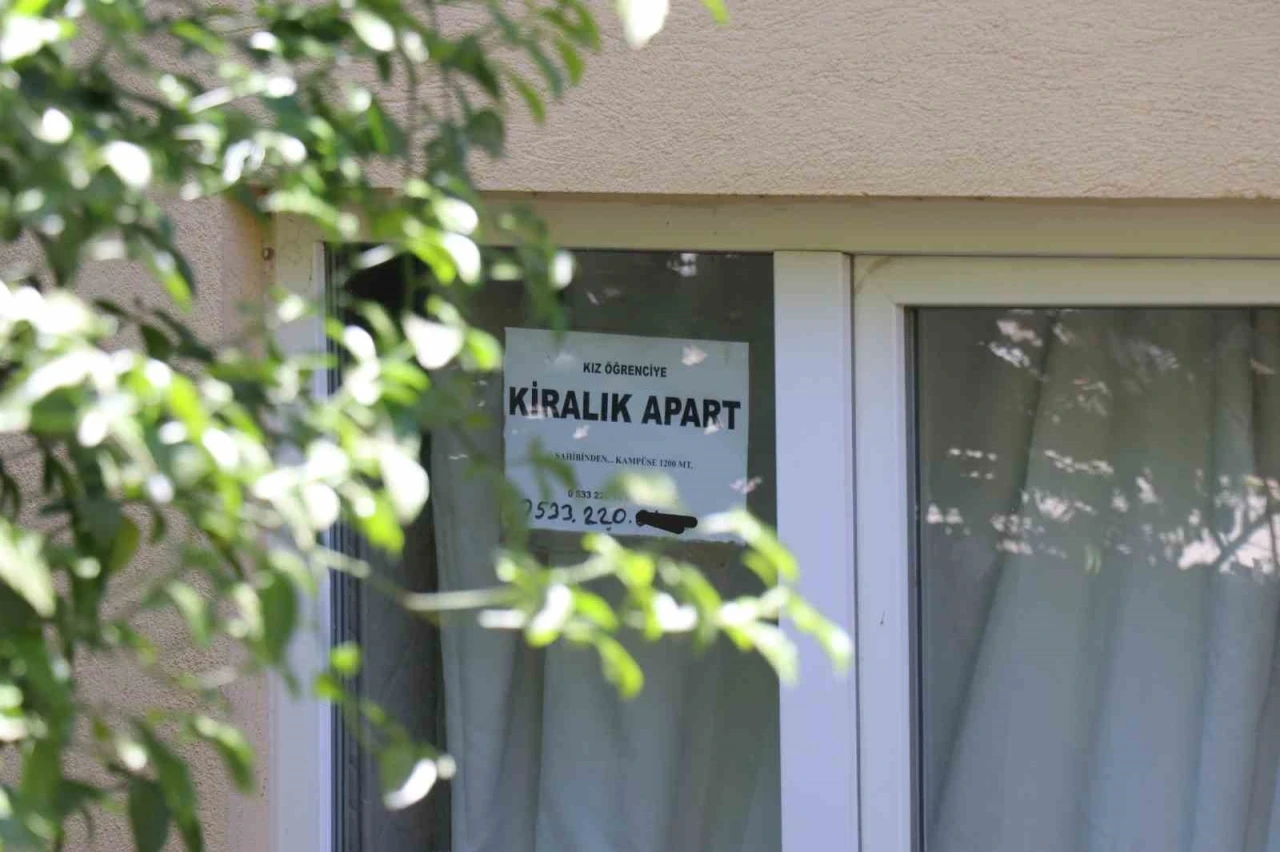 Aparta casus kameralar yerleştiren işletmeci kız öğrencileri hedef almış
