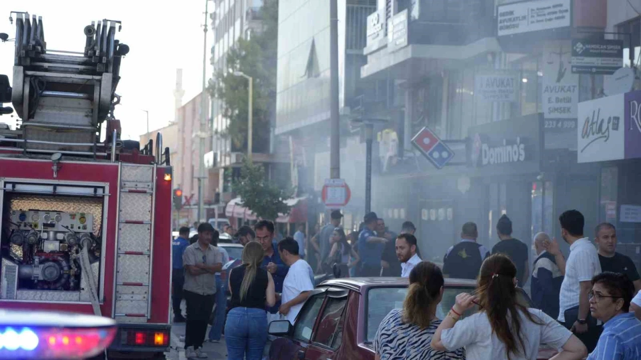 Apartman boşluğundaki çöp yangını restoranı dumana boğdu
