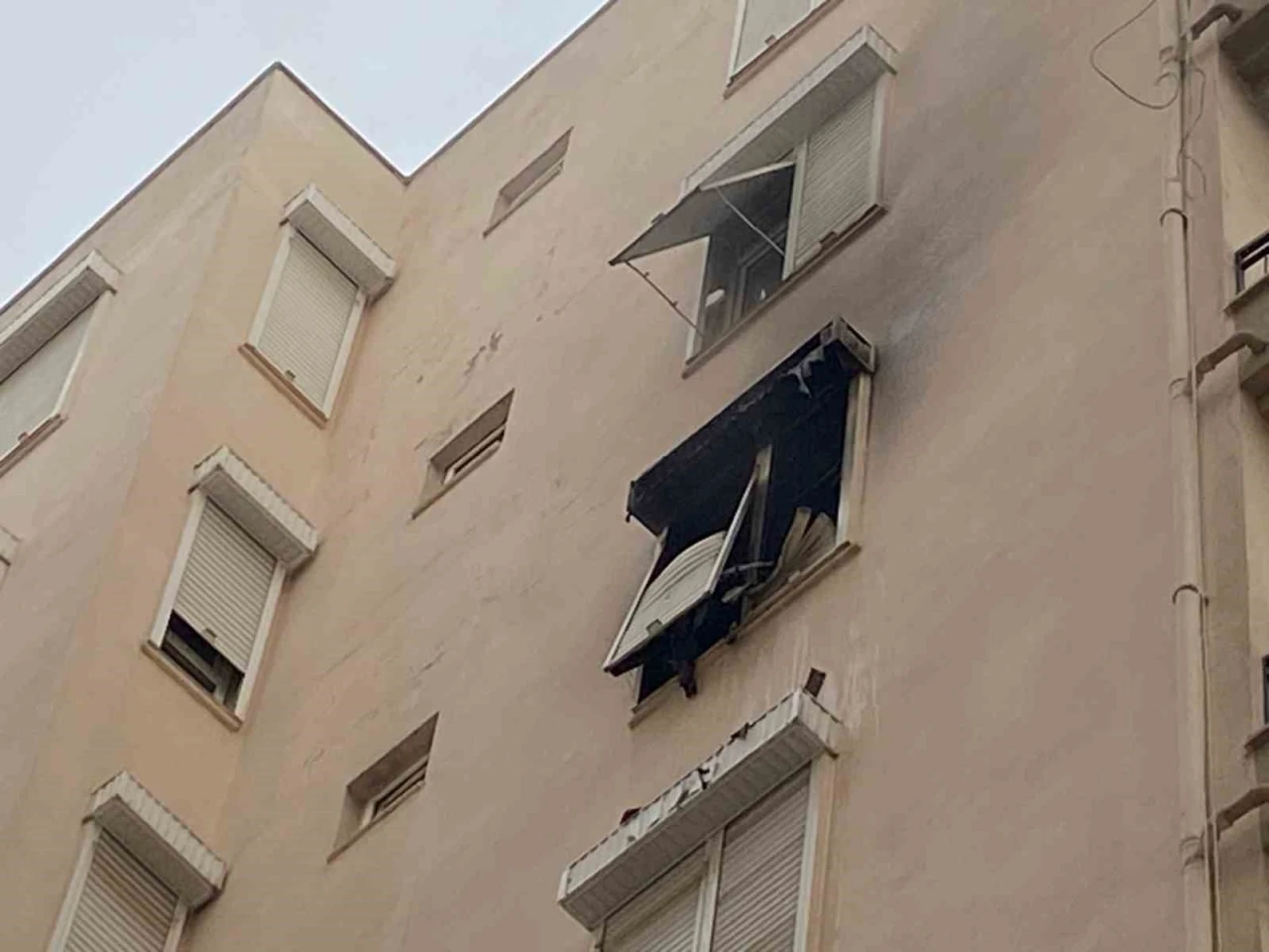 Apartman dairesindeki yangın korkuttu
