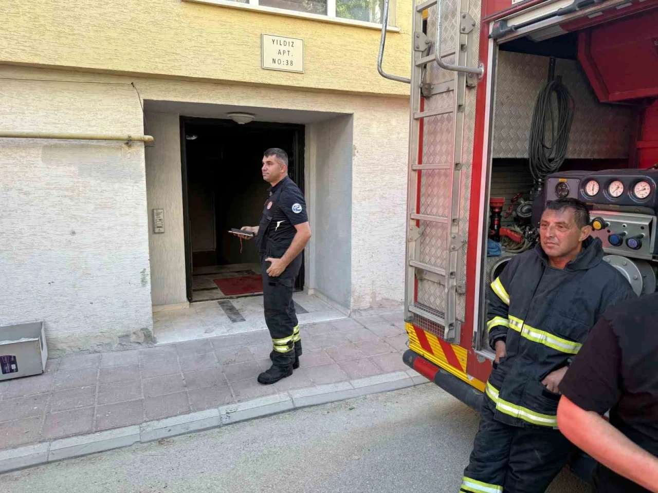 Apartman girişinde çıkan yangında 2 kişi dumandan etkilendi