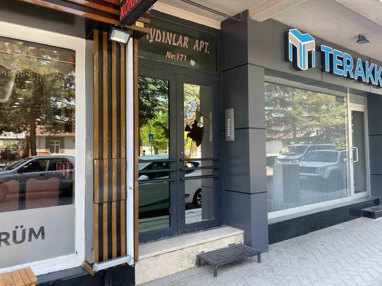 Apartman kapısının camını taş fırlatarak kırdılar
