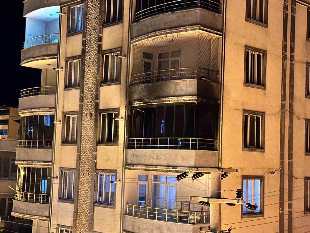 Apartmanda çıkan yangın paniğe neden oldu
