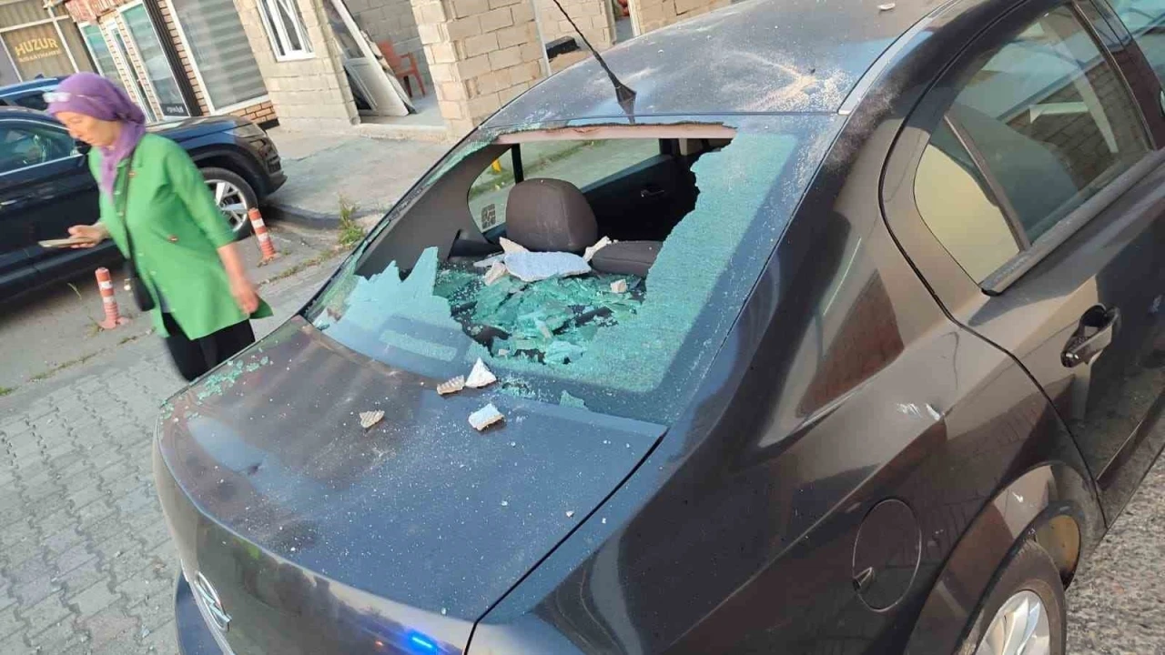 Apartmanın 5. kat balkonundan kopan beton par&ccedil;aları park halindeki otomobilin &uuml;st&uuml;ne d&uuml;şt&uuml;
