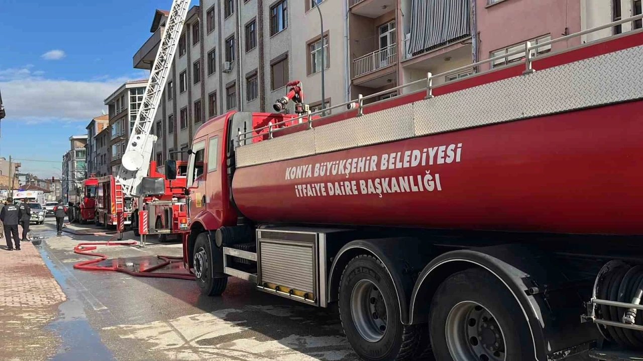 Apartmanın &ccedil;atısında &ccedil;ıkan yangın korkuttu

