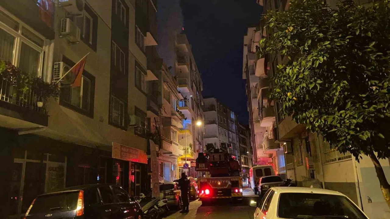 Apartmanın &ccedil;atısından y&uuml;kselen yoğun duman ekipleri harekete ge&ccedil;irdi

