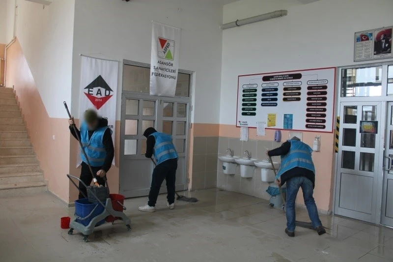 Ara tatilde okulların bakımlarını y&uuml;k&uuml;ml&uuml;ler yapıyor
