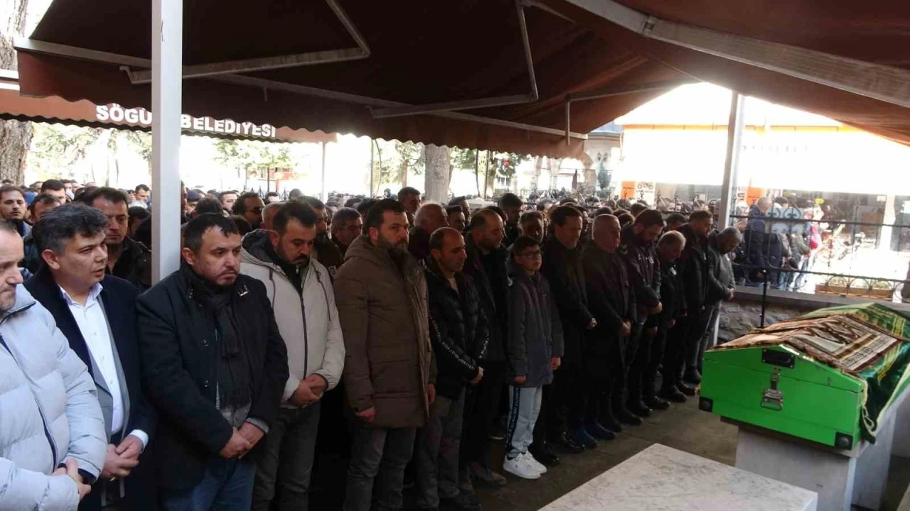 Araba almak i&ccedil;in gittiği Antalya&rsquo;da otob&uuml;s kazasında hayatını kaybeden Erdi Demirsoy toprağa verildi
