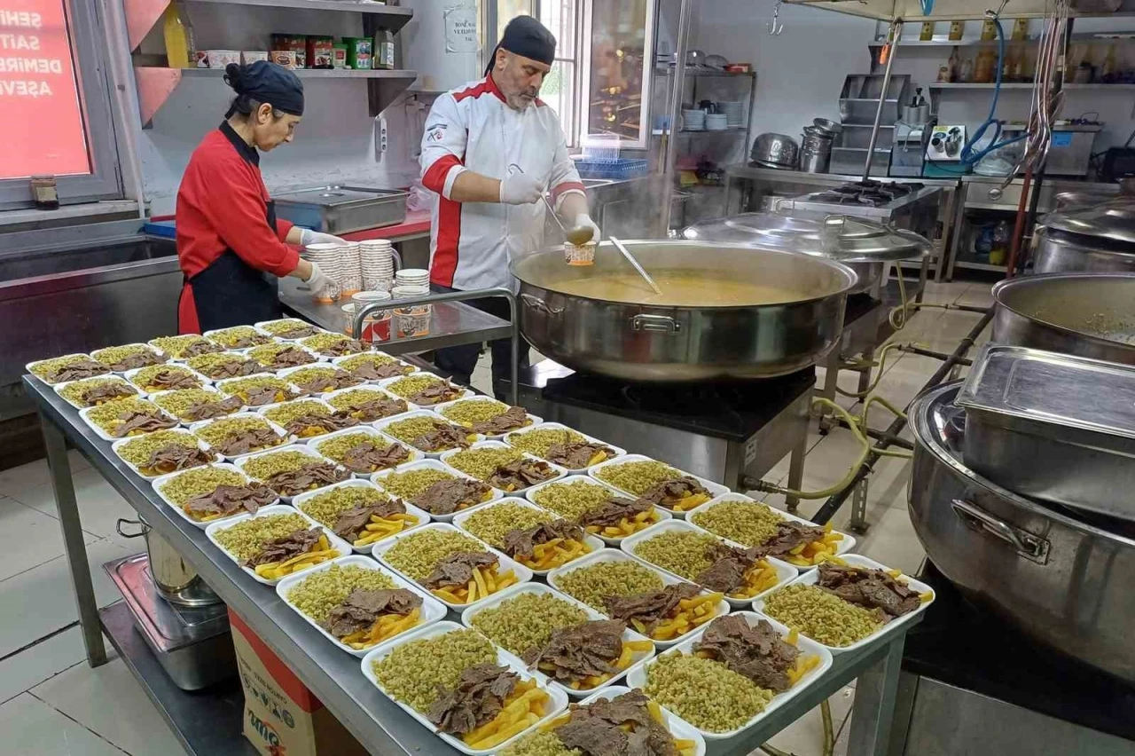 Araban&rsquo;da 6 Şubat depremlerinde hayatını kaybedenler i&ccedil;in 450 aileye et d&ouml;ner dağıtıldı
