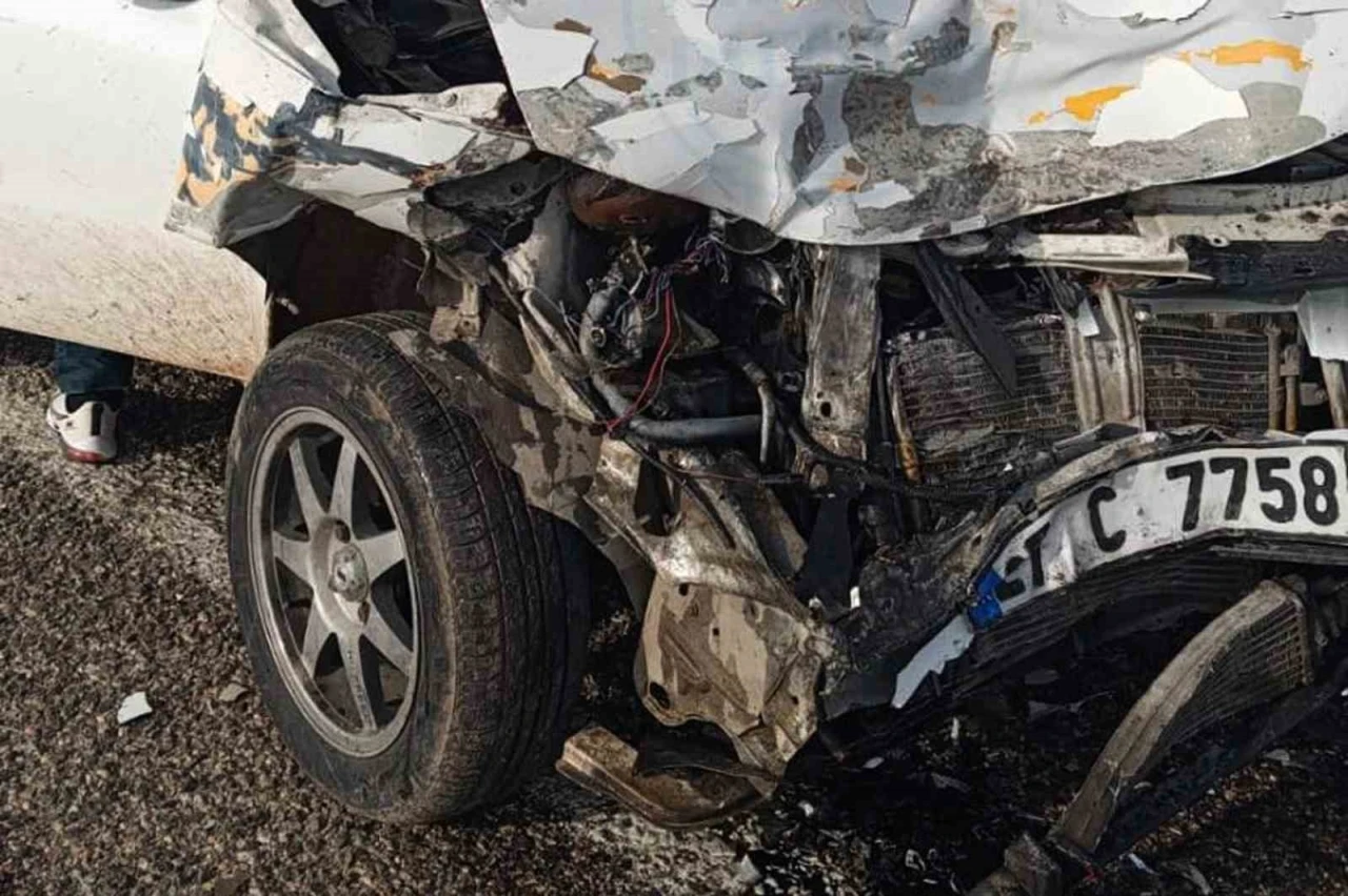 Araban&rsquo;da otomobil ile kamyonet &ccedil;arpıştı: 2 yaralı
